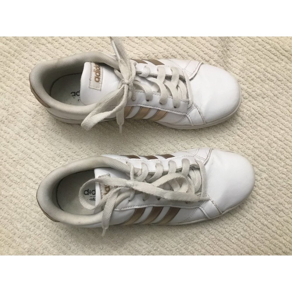 Adidas 3 Stripe Girls leather sneakers Size 4 2017 789006 White Gold Stripes